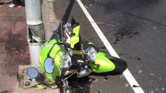 Herido tras partir su moto en dos