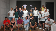 Joaqu�n Alonso y David Guerra con 17 aficionados del Sporting