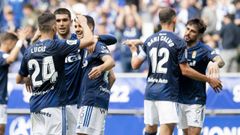 Los jugadores del Oviedo se abrazan tras el triunfo ante la Ponferradina