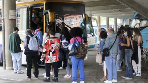 Usuarios de la estación de autobuses de Ferrol hacen cola para subir.