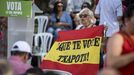Una mujer sostiene una bandera de España con el lema «Que te vote Txapote» en un mitin de Vox en Toledo