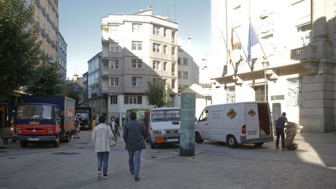 Camiones de reparto en el casco histórico lucense