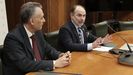 El rector de la Universidad de Oviedo, Ignacio Villaverde (d), ofrece este jueves una rueda de prensa tras la reunión del Consejo de Gobierno de la institución académica