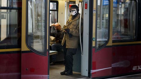 Hombre con mascarilla en un vagón del metro de Berlín