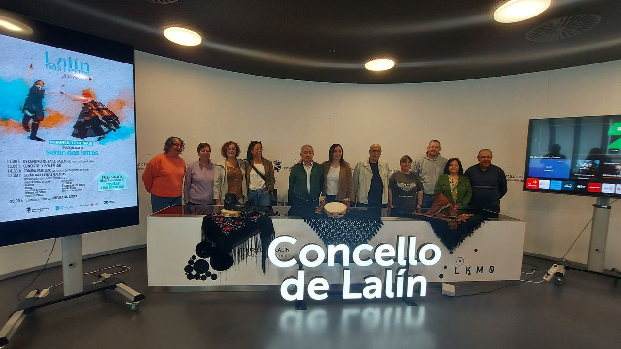 Alumnos y profesores�escuchan el relato de Bernardo Penabade, que se crio en una de las viviendas de O Cadaval, la mayor�a a�n en ruinas