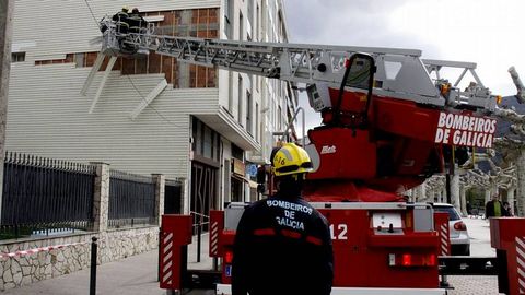 Los trabajos de los bomberos han obligado a cortar el Malecn al trfico