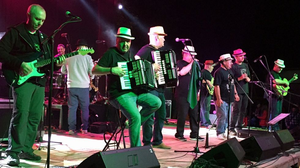 El grupo Eoas hizo bailar a centenares de personas en el estreno festivo. 