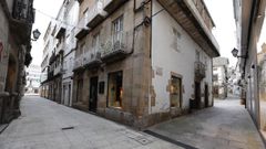 Calles del corazn comercial de Viveiro, con establecimientos cerrados y desiertas por la orden de confinamiento contra el coronavirus