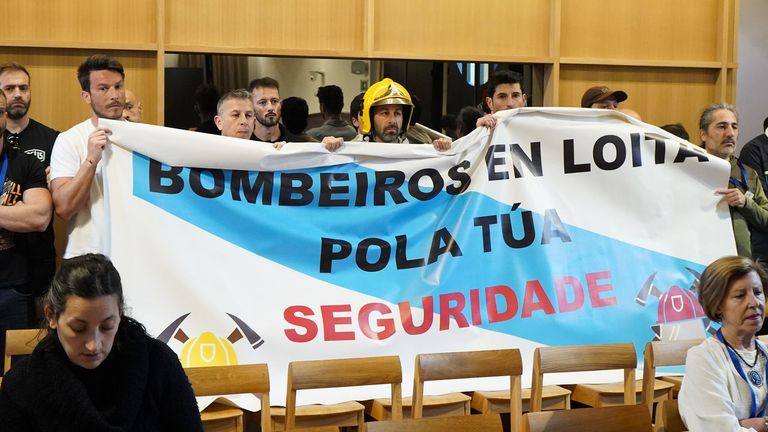 Santa Clara calienta el pleno de Pontevedra y la situación de los bomberos lo incendia