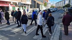 En la movilizacin participaron una treintena de personas que estuvieron cruzando por un paso de peatones durante veinte minutos.