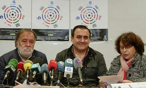 Jos Fernndez Pernas, de Renacer (centro), con los periodistas Moncho Via y Chus Castro.