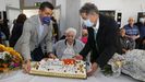 El delegado de la Xunta, Luis López, y el alcalde de Pontevedra, Miguel Anxo Fernández Lores, felicitaron a Pura Matos por su cien cumpleaños
