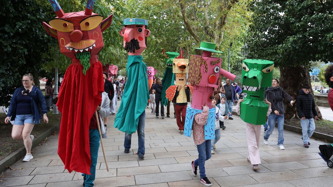 El festival Galicreques incluy� este domingo un desfile de gigantes y cabezudos por el casco hist�rico de Santiago, con salida desde la Alameda