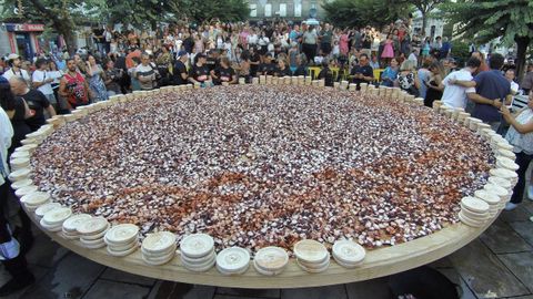 La tapa de pulpo más grande del mundo en la Festa do polbo de O Carballiño