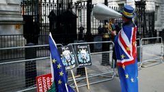 Un manifestante antibrexit, en la puerta de Downing Street