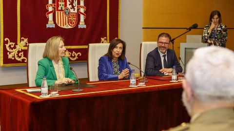 La ministra de Defensa, Margarita Robles, junto al alcalde, Ángel Mato, y la secretaria de Estado, María Amparo Valcarce, durante el acto en Madrid.