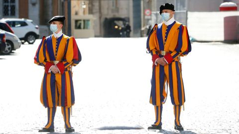 Dos miembros de la Guardia Suiza protegidos con mascarillas en el Vaticano