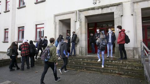 Imagen de archivo de alumnos a las puertas de la Politcnica Superior de Esteiro, donde este curso se incrementa la matrcula