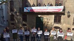 Imagen de la protesta por la que fueron condenados los ocho activistas que se subieron al balcn de la casa Cornide