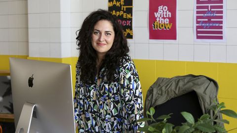 En la imagen, la diseñadora gráfica Lucía López, responsable del estudio Avelaíña