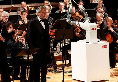 El robot YuMI dirige a la orquesta filarmonica de Luca y al tenor Andrea Bocelli en Pisa