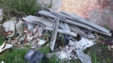 Uralitas, ladrillos y otros escombros de obra hallados en Moug