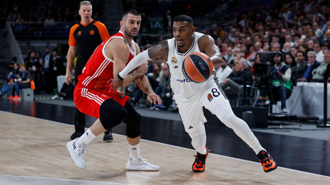 Xavier Rathan-Mayes, vistiendo unas zapatillas de Polo Kustoms