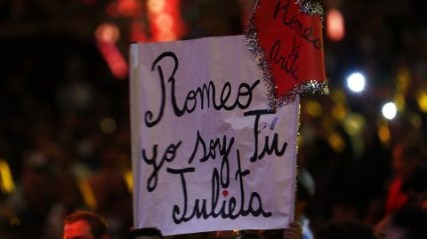 Detalle de una pancarta de varios fans para el cantante dominicano Romeo Santos durante su actuacin en el Festival de Via del Mar. 