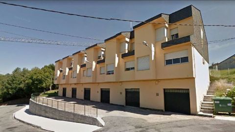 La vivienda en venta es un chalé adosado situado en la calle Rodeiro, cerca del centro de salud