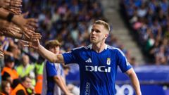 Alemao saluda a la grada del Carlos Tartiere