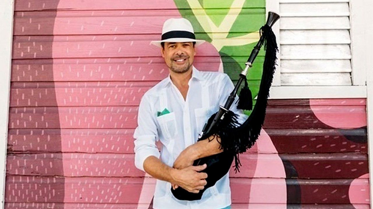 Hevia: un gaiteru en el Caribe.Ra�l Fern�ndez (a la derecha) junto con su padre, de origen asturiano