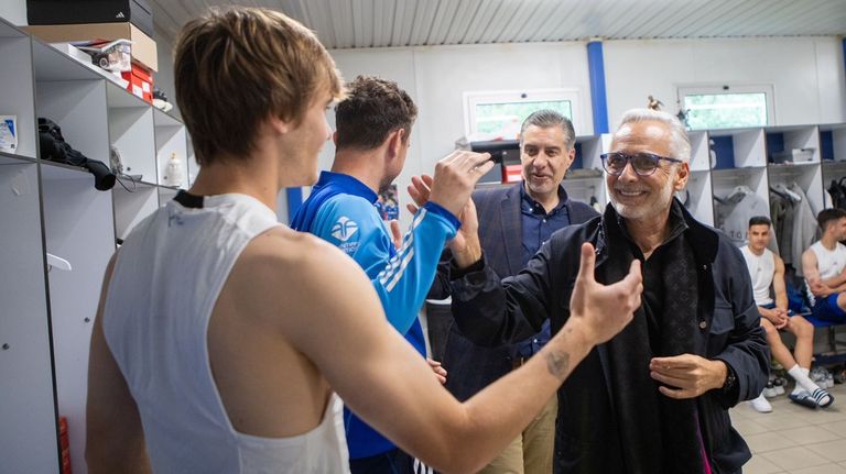 Jesús Martínez saluda a Yayo en el vestuario del Real Oviedo