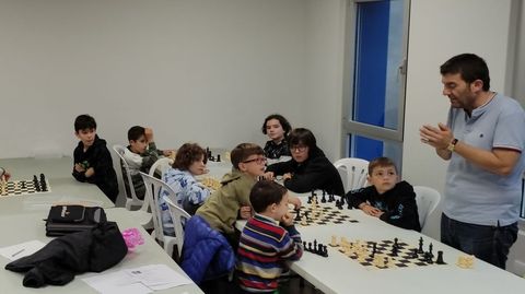 Roberto Patiño y sus alumnos, en el inicio de curso de en la Escola Xadrez de Ordes, en el Isabel Zendal.
