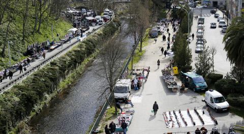 Los vecinos denuncian la entrada de furgonetas en la senda peatonal. 