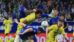 Bailly y Vi�as disputan un bal�n durante el Oviedo-Villarreal