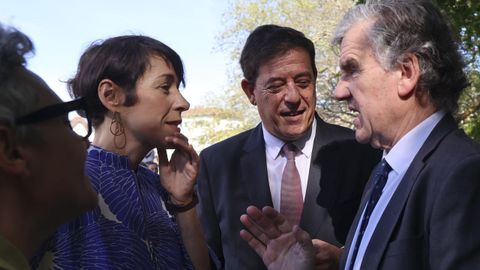 La lder del BNG, Ana Pontn y el secretario xeral del PSdG-PSOE, Jos Ramn Gmez Besteiro, conversando con el empresario Gerardo Lorenzo