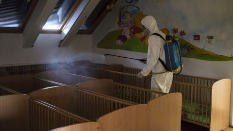 Desinfectando una guardería en Miercurea Ciuc, Hungría