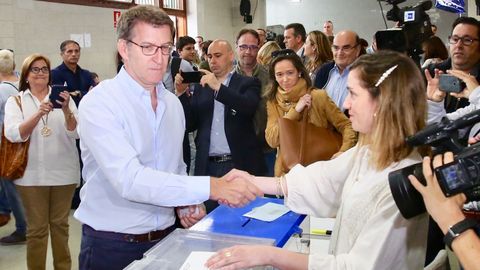 Alberto Nez Feijoo votando en Vigo