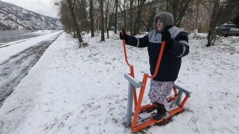 Una mujer de 86 aos hace ejercicio a pesar de las bajas temperaturas en Siberia.
