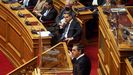 Alexis Tsipras seala al primer ministro Kyriakos Mitsotakis, durante  la mocin de censura en el Parlamento griego.