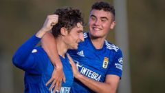 Javi Cueto y lex Cardero celebran el primer gol del Vetusta ante el Marino