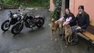Jane y Eric, ayer ante la puerta de su casa en Manselle (Dodro) junto a sus galgos y sus dos motos