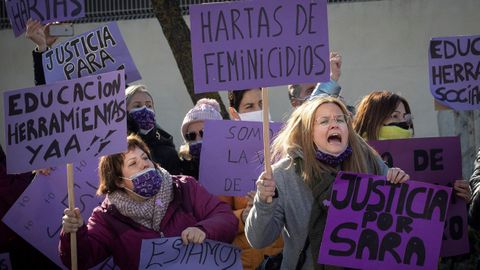 En las inmediaciones del Juzgado de Tudela había una concentración de personas que protestaban contra la violencia machista y reclamaban «justicia para Sara». A la llegada del detenido, los manifestantes le han gritado «asesino, asesino».