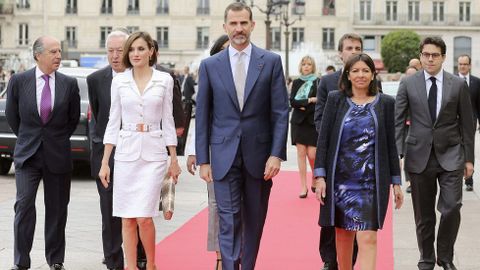 Letizia usó este traje de Felipe Varela en su viaje oficial a Francia en junio del 2015. 