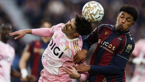 Nacho Vidal y�Tunde disputan un bal�n durante el Levante-Real Oviedo