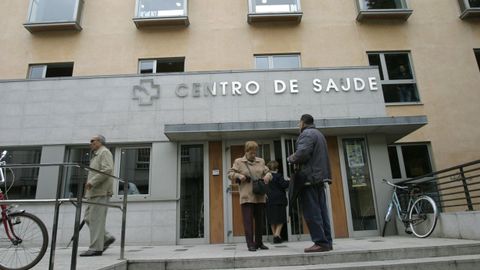 Usuarios en la entrada del centro de salud de Monforte, en una imagen de archivo
