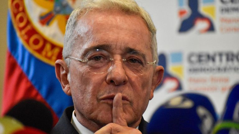 El hermano del expresidente Uribe se entrega tras su condena