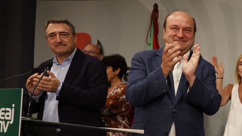 El candidato del PNV Aitor Esteban y el presidente del PNV, Andoni Ortuzar
