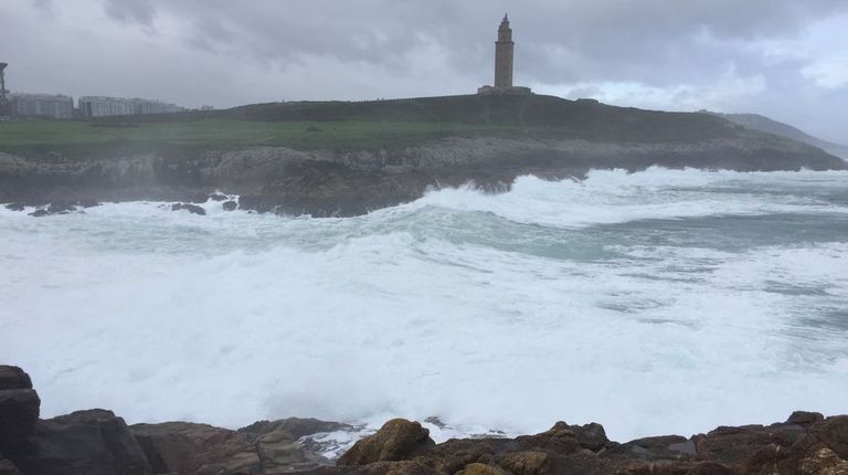 Fuerte oleaje en la costa gallega