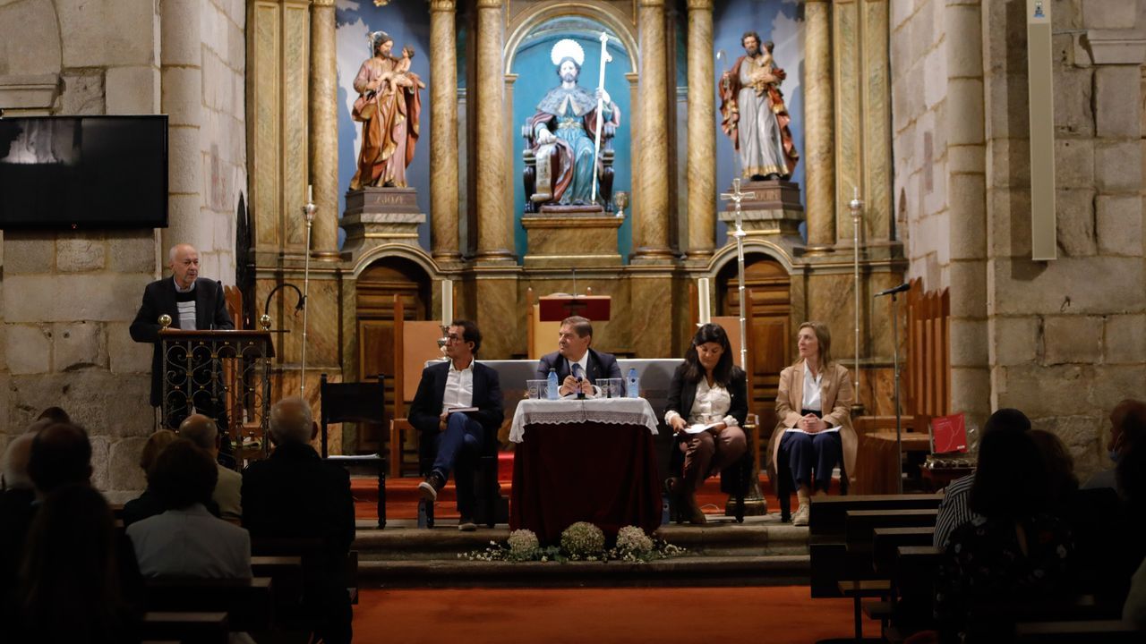 Detalle de la presentación del libro, en la iglesia de Santiago en A Coruña.